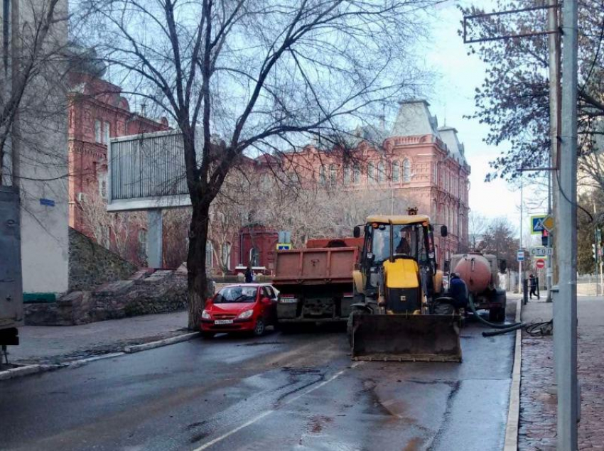 В Астрахани на улице Коммунистической ограничили движение из-за коммунальной аварии