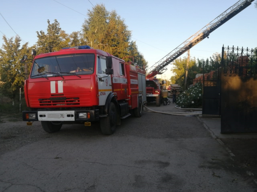 Ранним утром в Астрахани произошел крупный пожар