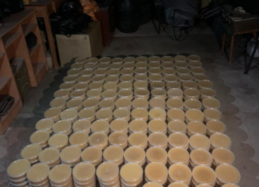 Астраханцы продали 600 банок опасной щучьей икры из гаража
