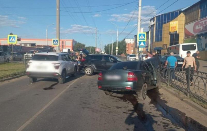 В Астрахани возле торгового центра произошло серьезное ДТП