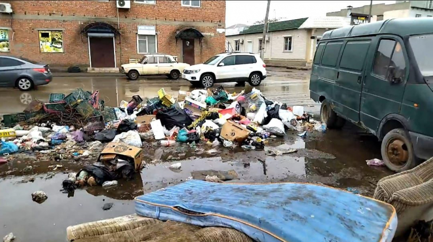 Возле астраханской центральной ярмарки развели антисанитарию