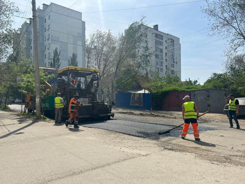 В Астрахани дорожные работы не останавливаются и в выходные