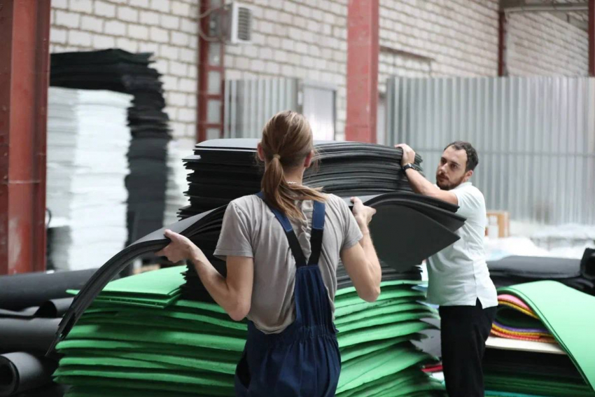 В Астрахани наладили производство резиновых ковриков для мобилизованных