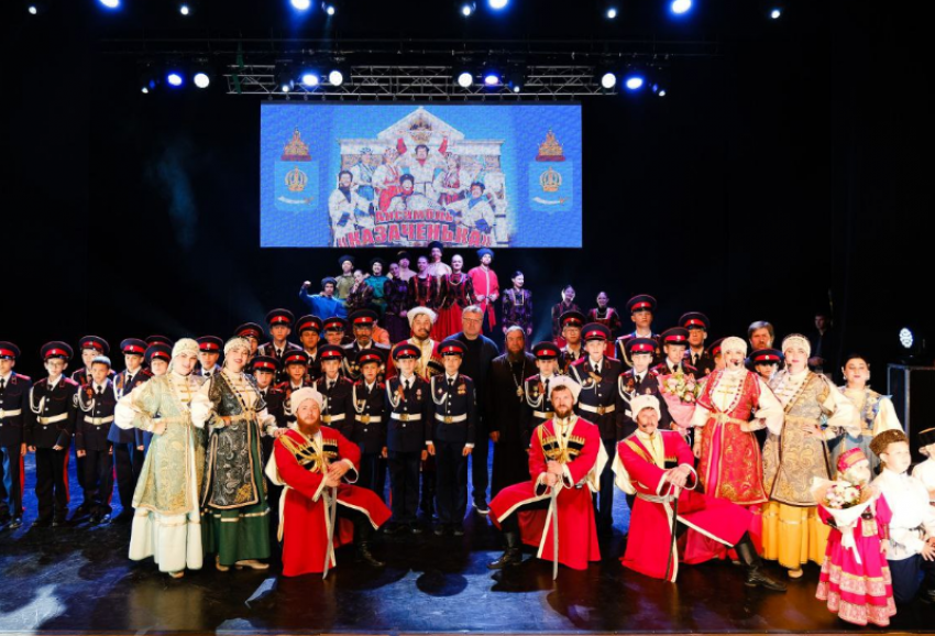 Вернувшийся из ЛНР ансамбль «Казаченька» передал губернатору и астраханцам низкий поклон и благодарности