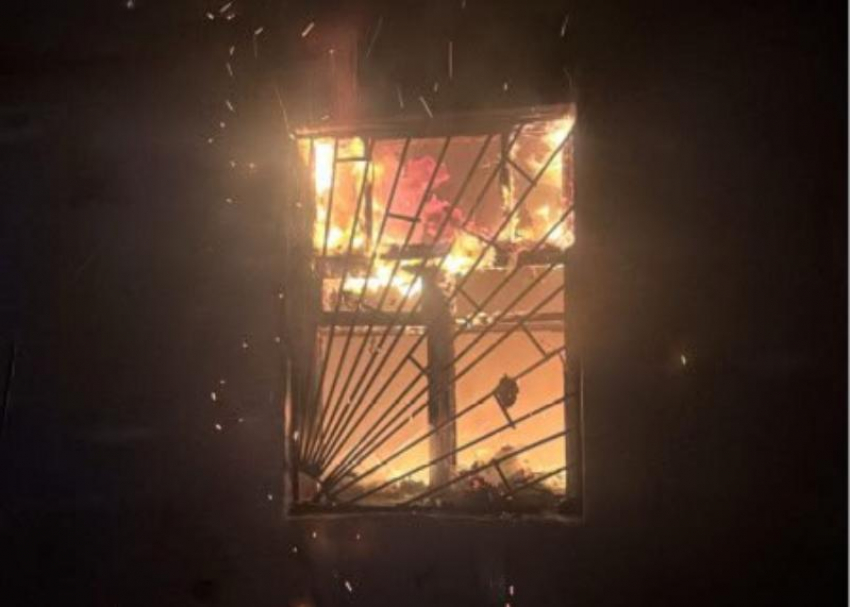 Во время ночного пожара в Астрахани погибли мать и ее четырехлетний сын