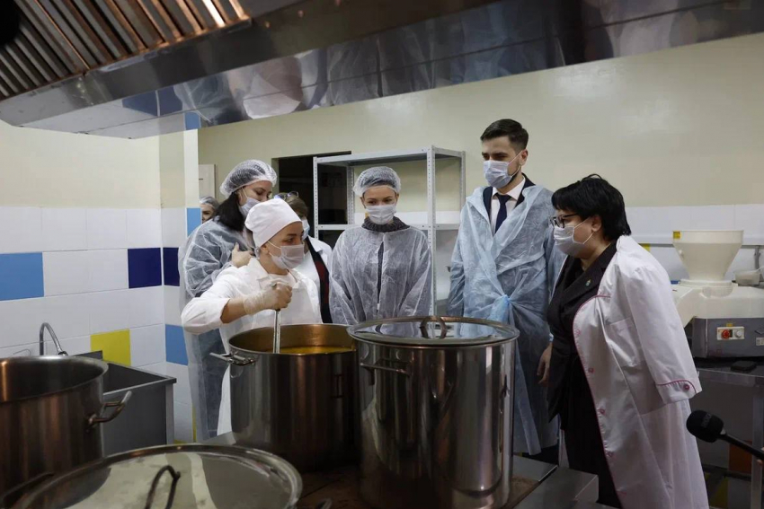  Астраханские чиновники приехали в детский сад №5, чтобы посмотреть как едят дети