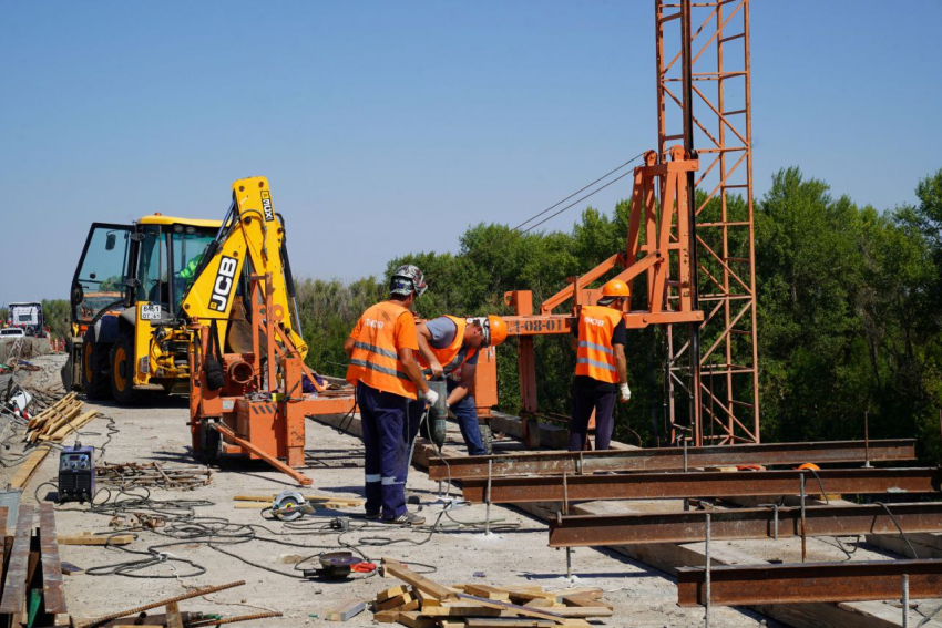В Астраханской области ремонтируют мост на границе с Казахстаном