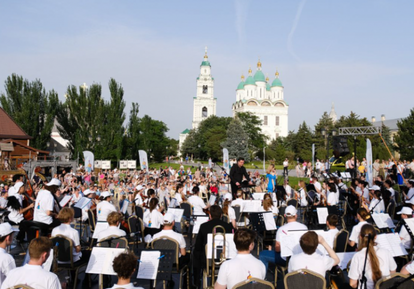 Обновленный Юношеский симфонический оркестр выступит в Астрахани на День России