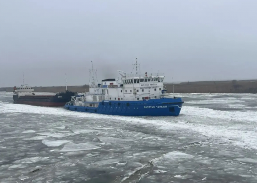 «Три капитана» приводят и уводят корабли из астраханских морских портов