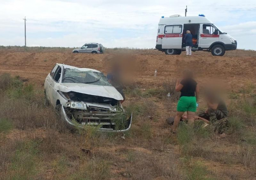 На трассе под Астраханью опрокинулся автомобиль, есть пострадавшие