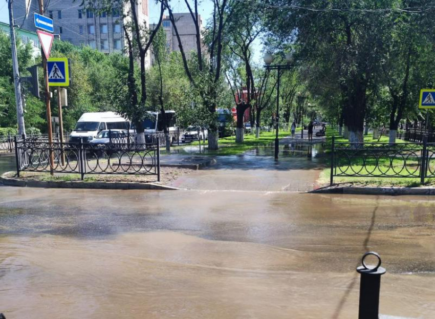 Аллею на улице Савушкина в Астрахани залило горячей водой