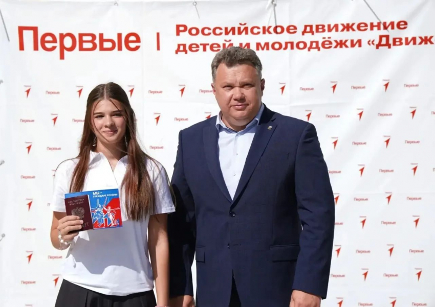Накануне Дня флага мэр Игорь Редькин вручил паспорта астраханским школьникам