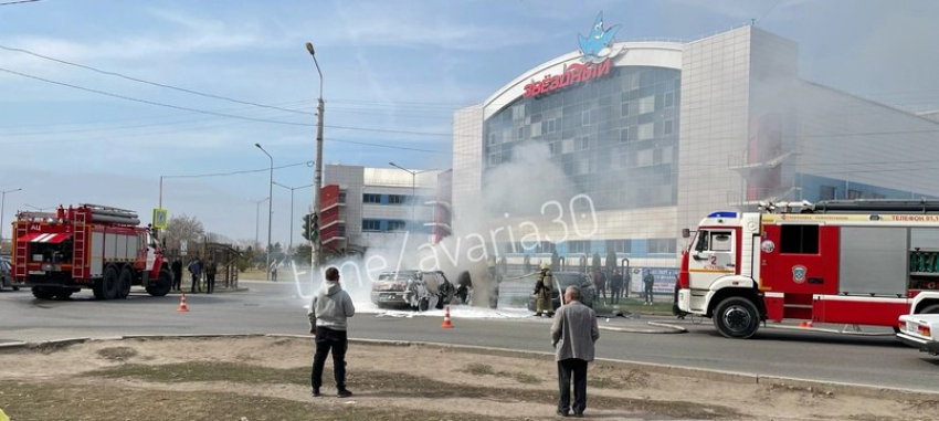 В Астрахани возле «Звездного» лоб в лоб столкнулись два автомобиля, один загорелся