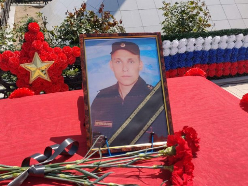 В Икрянинском районе простились с военнослужащим, погибшим при исполнении воинского долга на Украине