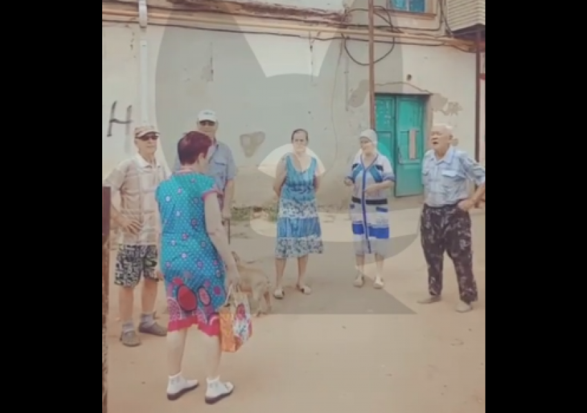 Жильцы рушащегося дома в астраханском селе записали видеообращение для Ксении Собчак