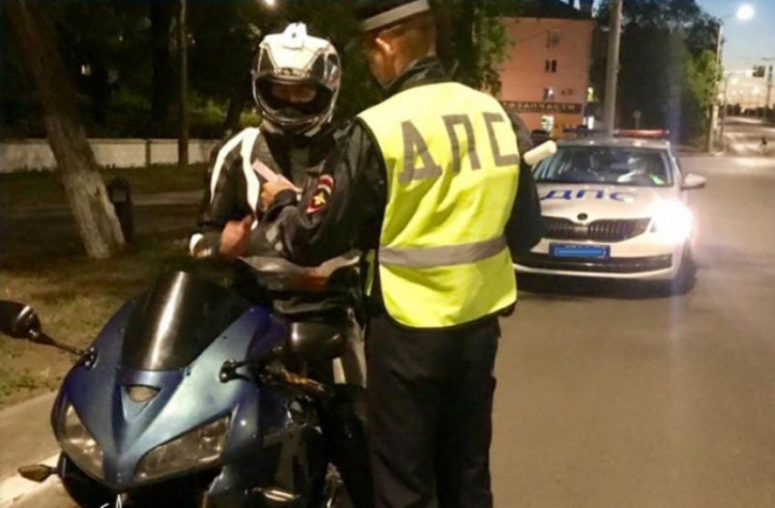 На севере Астраханской области подростки на мотоциклах нарушают покой взрослых