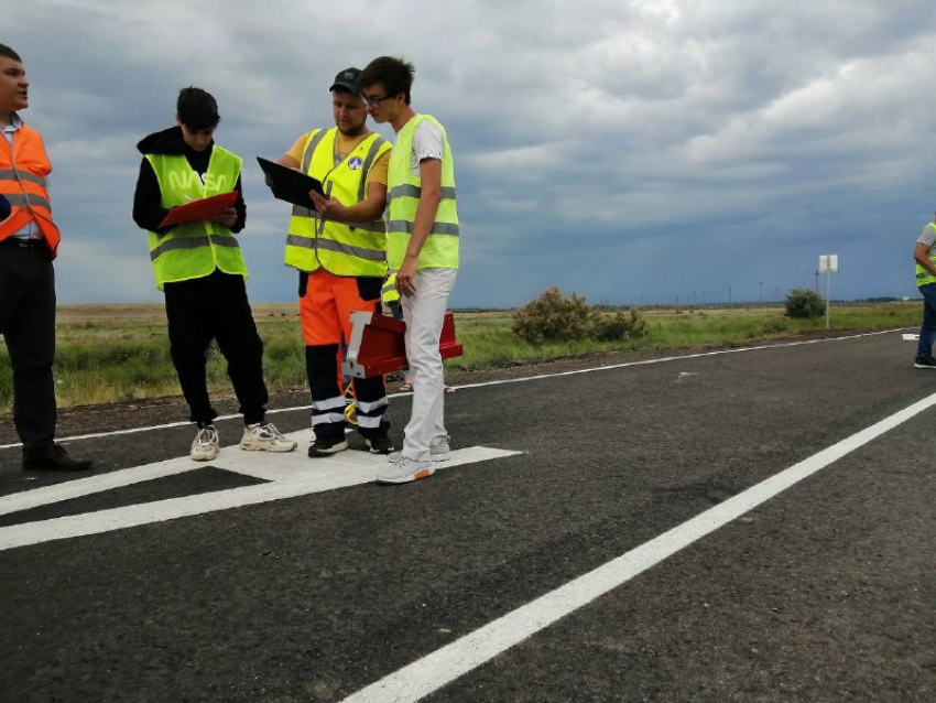 Астраханские студенты помогают специалистам проверять дороги