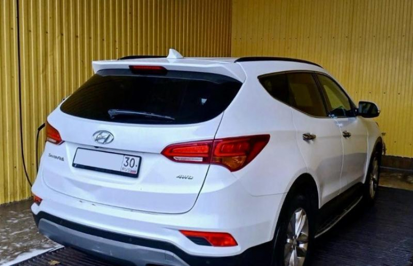 У астраханца с огромным долгом забрали машину прямо на автомойке