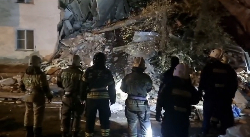 Из-под завалов рухнувшего дома в Астрахани извлекли тело женщины