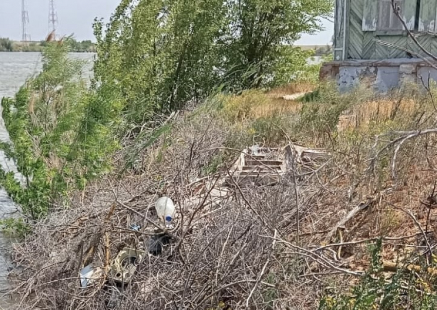 Несколько лет жители поселка под Астраханью настаивают на очистке береговой зоны от свалки