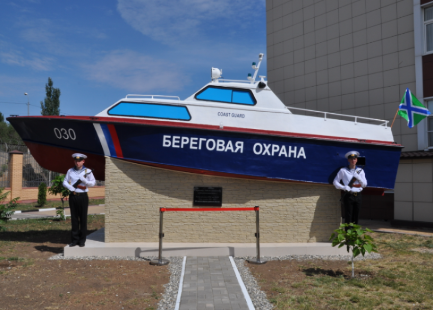 В Астрахани открыли памятник пограничникам, созданный из настоящего катера