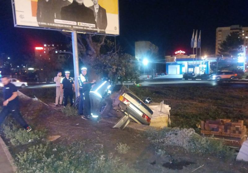 За вечер в Астрахани пострадали три молодых человека в двух ДТП