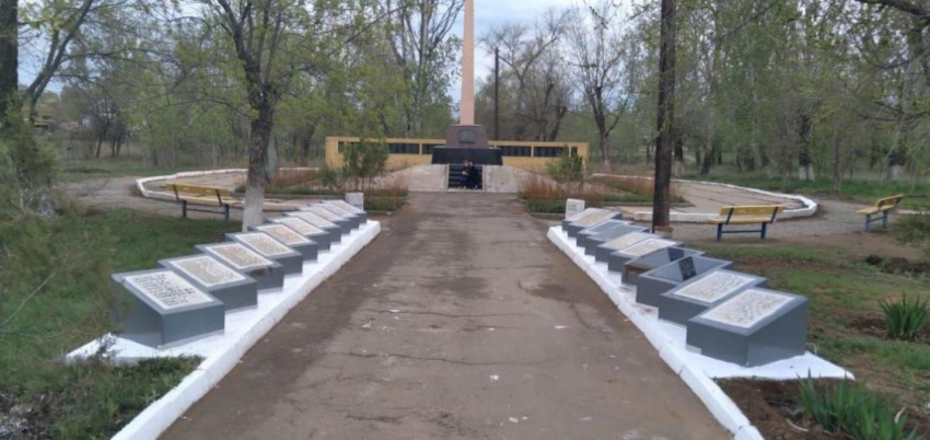 Семьи вандалов-школьников восстановили разрушенный в Сасыколи мемориал