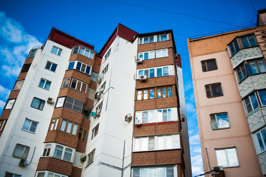 В Астрахани подросток выпал из окна пятого этажа 