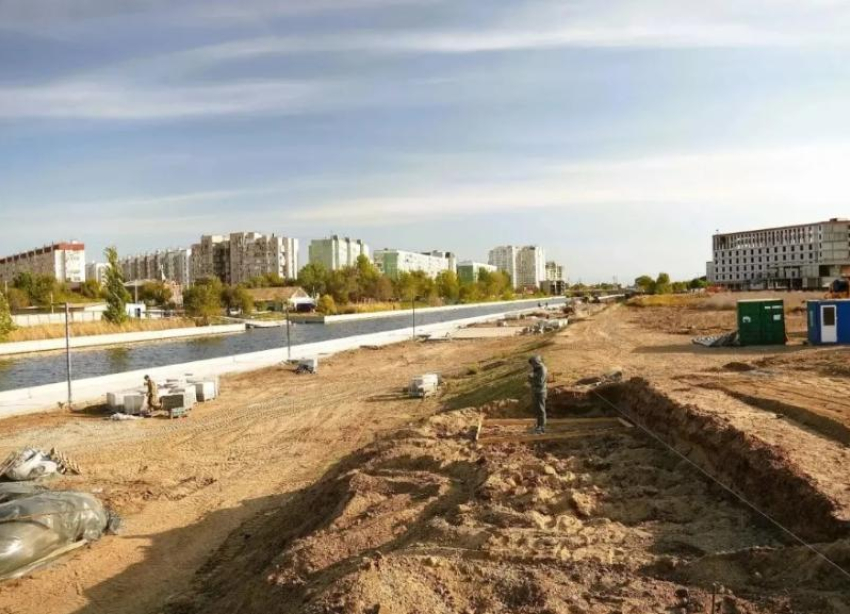 Глава Астрахани проверил ход благоустройства набережной реки Кутум