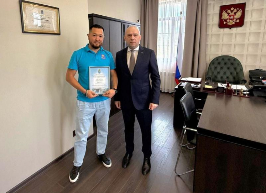 Глава астраханского минтранса поблагодарил водителя автобуса за спасение человека