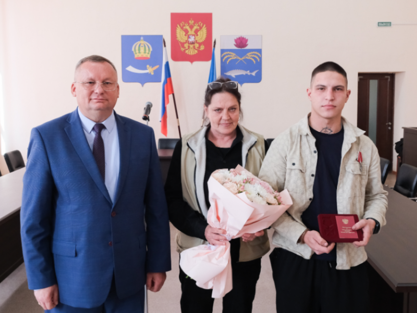 Председатель Думы Астраханской области вручил героям СВО Ордена Мужества