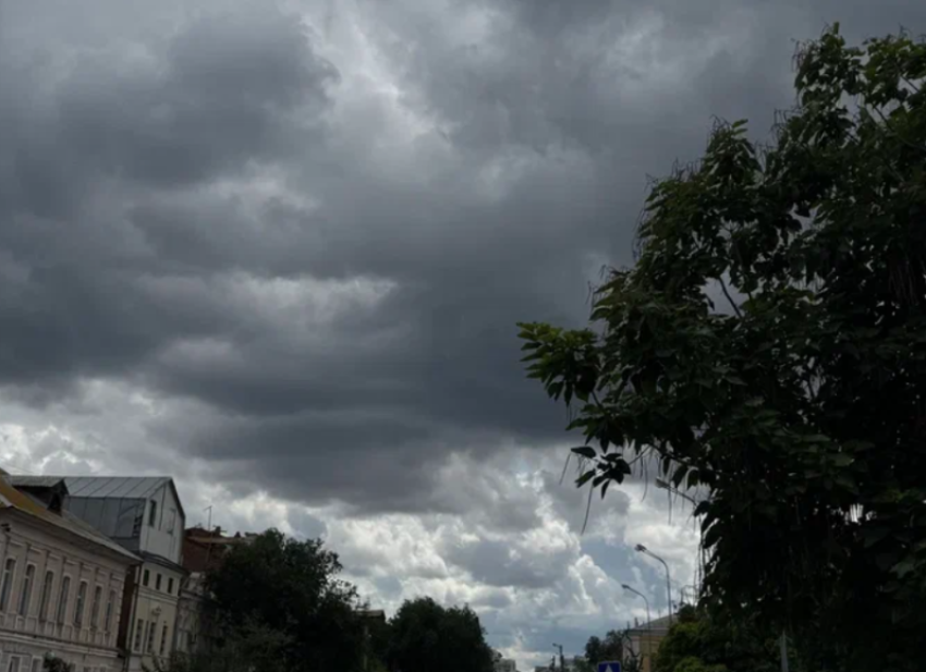 Под Астраханью молния ударила в жилой дом и устроила пожар