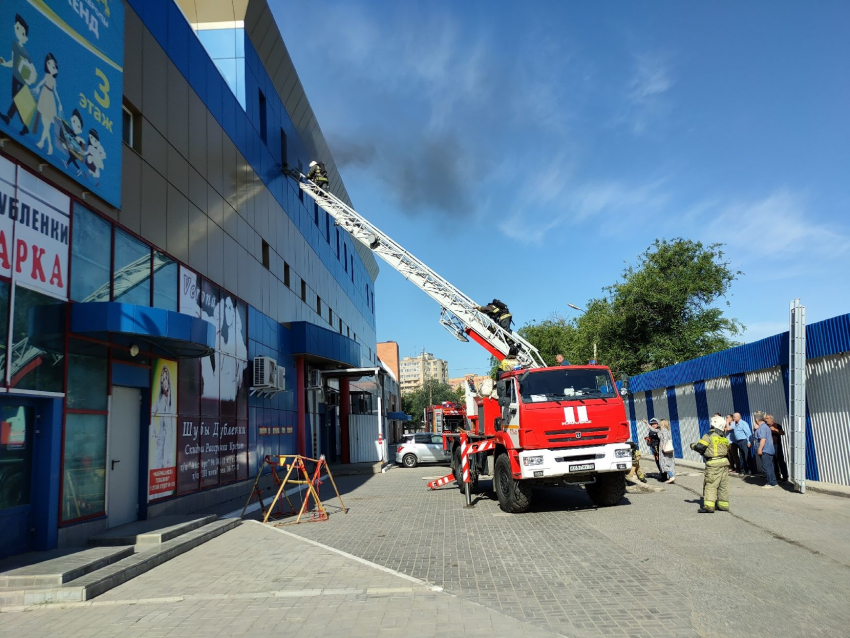 В Астрахани горит торговый центр «Айсберг"