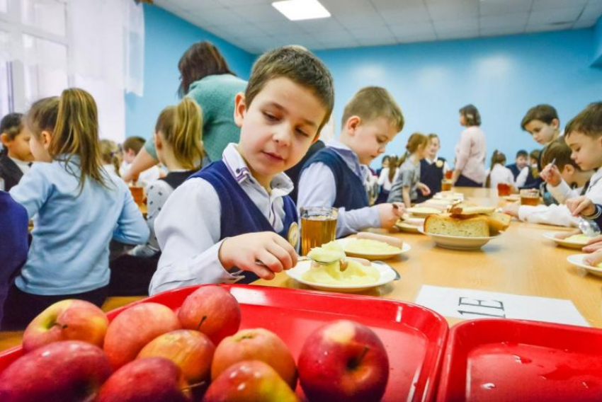 В Астраханской области дети-инвалиды два месяца не получали бесплатного питания в школах