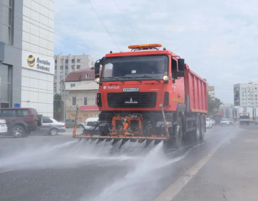В Астрахани охлаждающая спецтехника спасает дороги от разрушения жарой