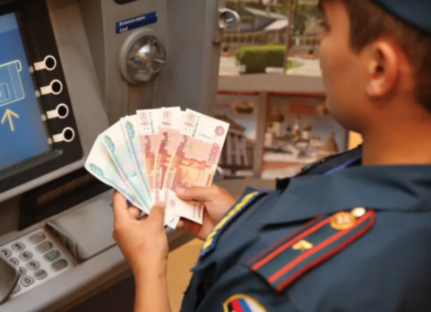 В Астрахани полицейский обманом выпросил у знакомого 425 тысяч рублей