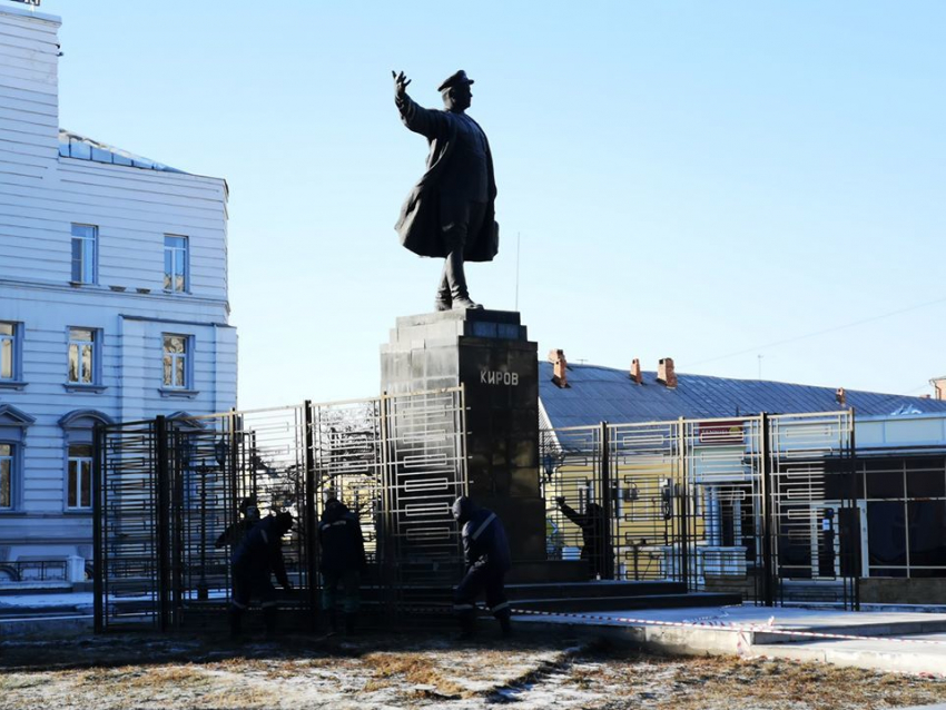Стало известно, почему обнесли забором памятник Кирову в Астрахани 