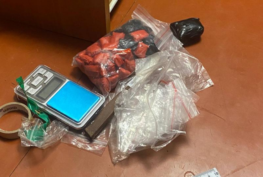 В Астрахани иностранка прятала наркотики во время прогулок с ребенком