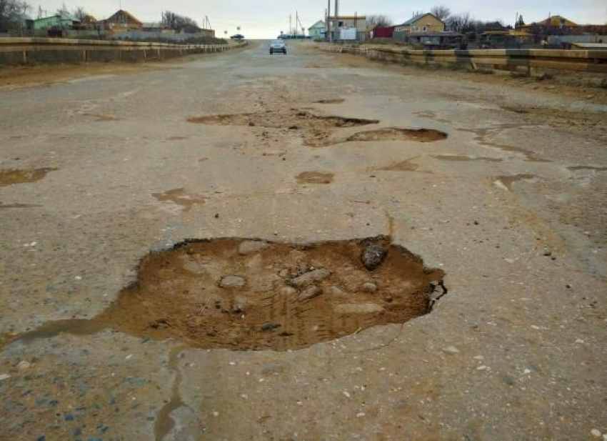 Астраханцы возмущены разбитой дорогой 