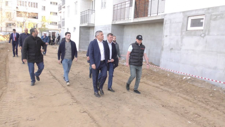 В одном из районов Астрахани завершается строительство дома для переселенцев