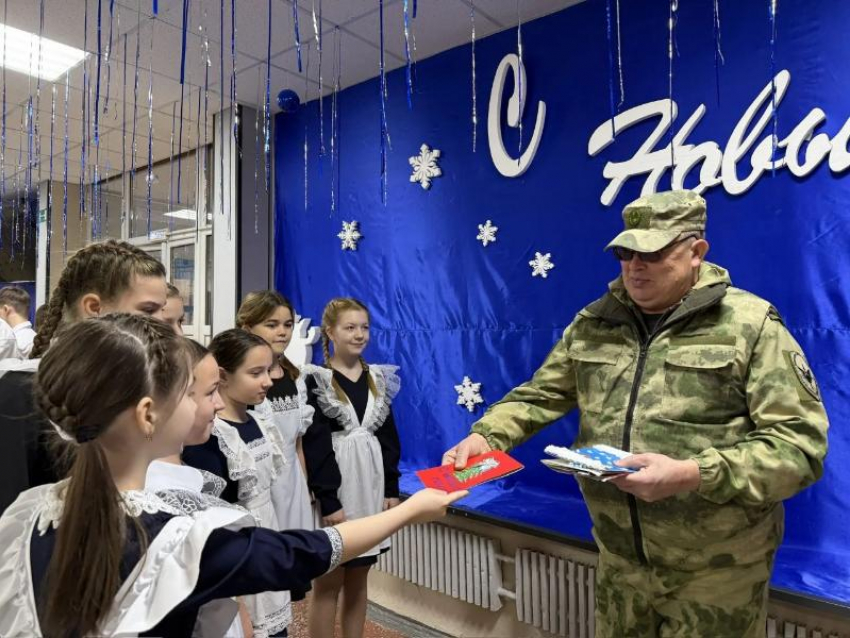 Астраханский Дед Мороз спецназначения привез подарки запорожским детям