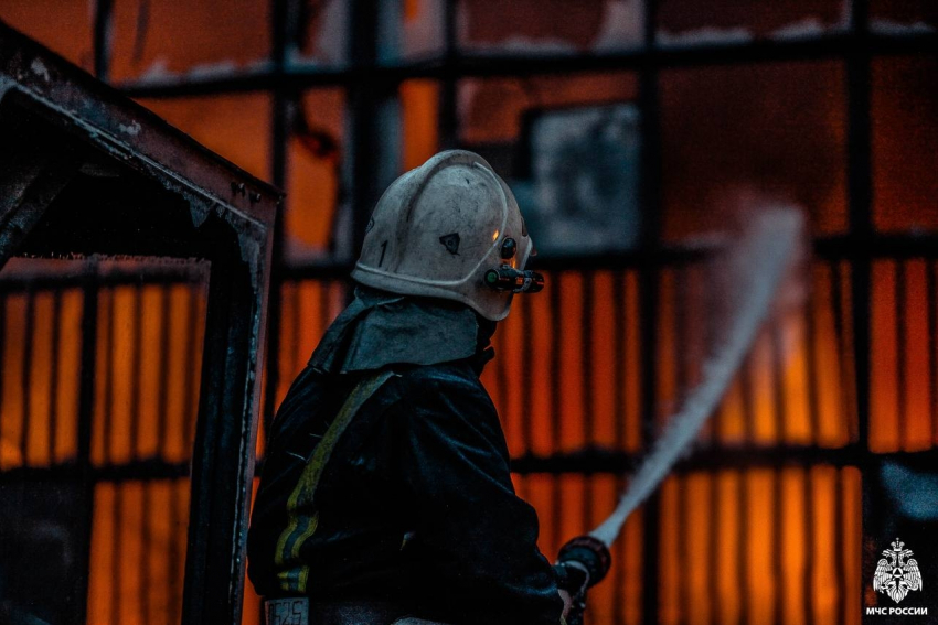 В Астрахани произошли пожары недалеко от троллейбусного парка и рынка