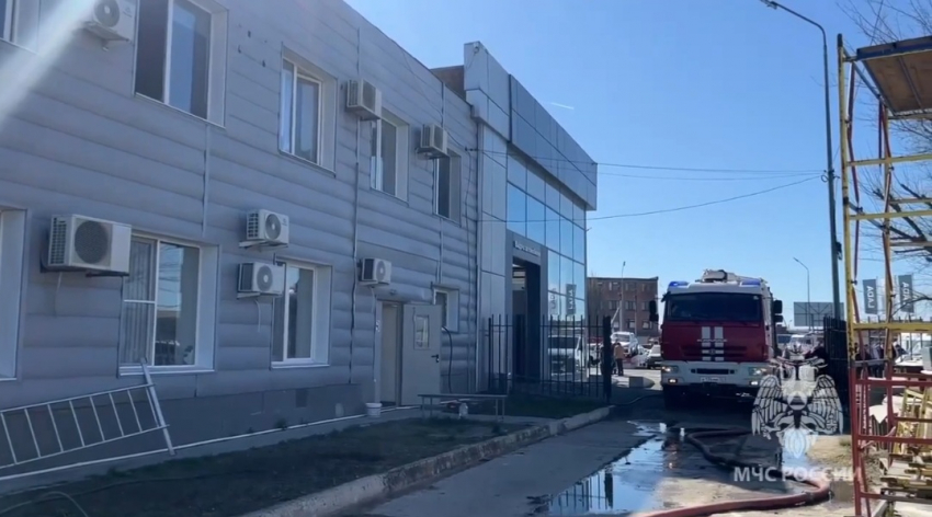 В крупном автомобильном сервисе Астрахани произошел пожар