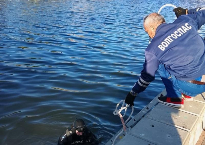 В Астрахани из городского канала достали мертвого мужчину