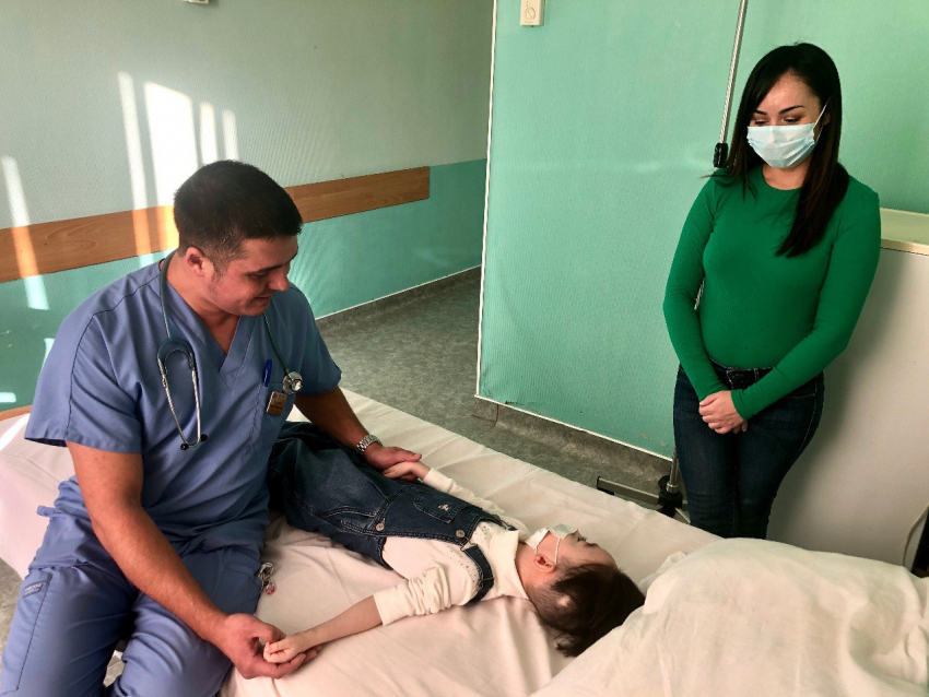 «Рука отекла и посинела»: астраханские медики спасли девочку от ампутации