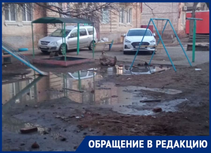 Детская площадка возле дома по адресу Набережная Приволжского затона 18Л превратилась в аквапарк