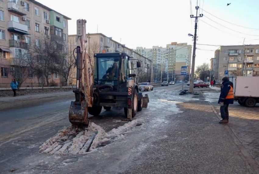 В Астрахани устраняют наледь на улицах, возникшую из-за аварий на сетях водопровода