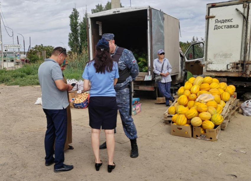 В Астрахани на продавцов составили 90 протоколов за незаконную торговлю