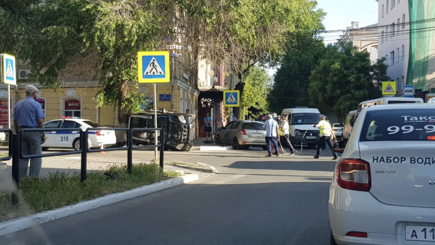 В центре Астрахани перевернулся автомобиль 