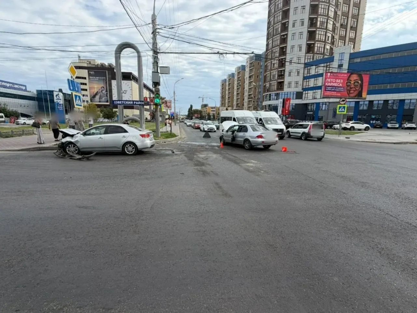 В Астрахани в жестком ДТП пострадала маленькая девочка: что произошло на дороге